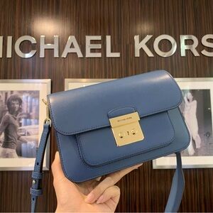 Michael Kors Elegant Blue Crossbody Bag